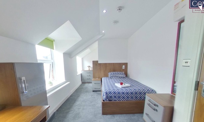 Coventry Apartment | Victoria House - Queen Studio by CovStays