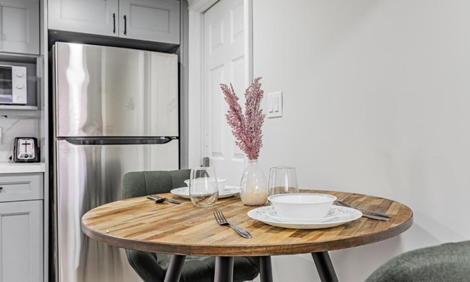 Topham Park House | Victoria Park Residence - Basement Unit