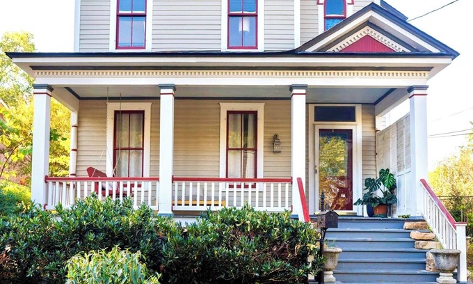 East Point House | Victorian 1-bedroom apartment in a house with AC, WiFi in welcoming East Point