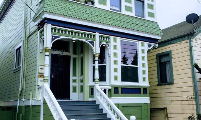Prescott Condo | Victorian 1 Mile to Jack London Square, 1 BART stop to SF