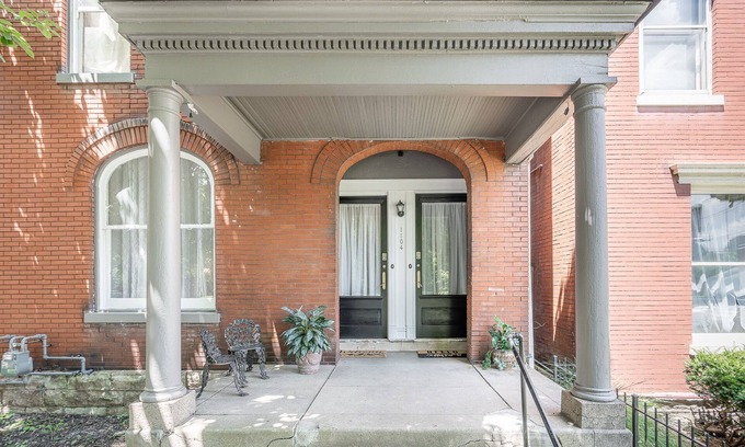 Old Louisville Apartment | ★ Victorian Louisville ★ Large 1200 sqft APT #1