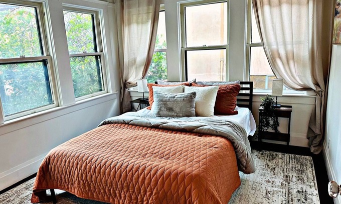 Downtown Sacramento House | Victorian Vibes - Downtown Delight