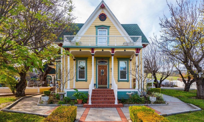 Paso Robles House | VICTORIAN VILLA - Hot Tub, Pool Table &, Amazing Outdoors