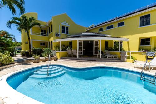 Lascelles Villa | Vida Mejor - Poolside