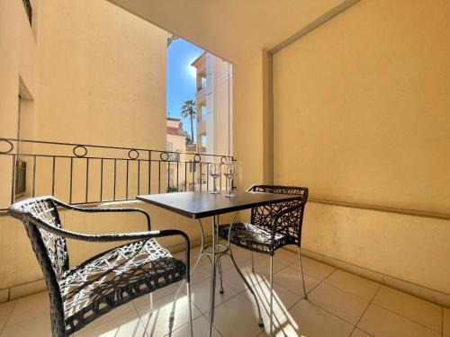 Le Suquet Apartment | Vieux Port Two Bedroom Apartment A11