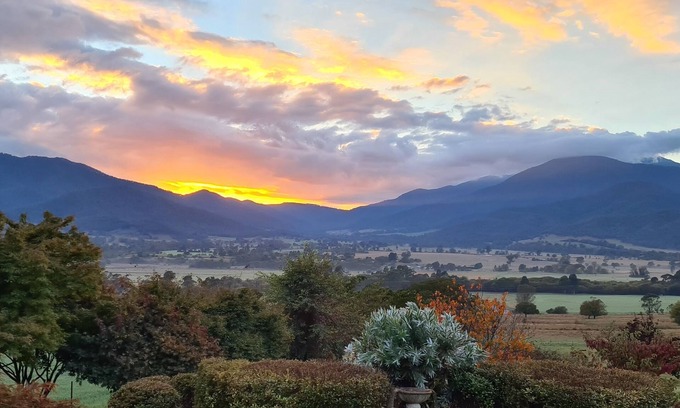 Tawonga House | "View 180" - magnificent mountain and valley views.