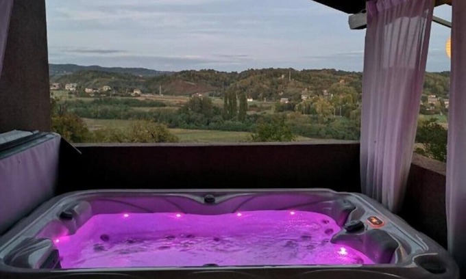 Kraljevec Sesvetski Apartment | Viksa with Jacuzzi sleeps 2