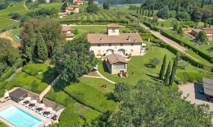 Tavarnelle Val di Pesa Villa | Villa in Tavernelle In Val Di Pesa with 6 bedrooms sleeps 12