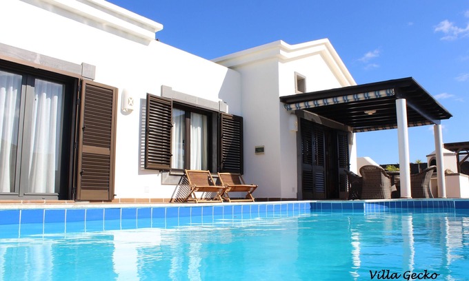Montana Roja Villa | Villa 100% privacy. Big hot tube, pool 29°C, Wi-Fi, smartTV 2 sat. Playa Blanca.