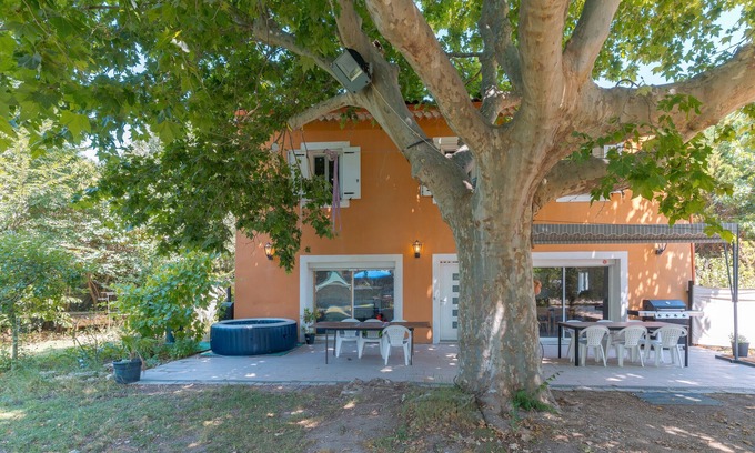 Grand Sud Villa | Villa 'Aix En Provence' with Private Terrace, Wi-Fi and Air Conditioning