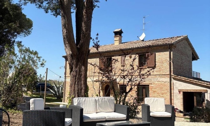 Montemarciano Villa | Villa Altrove surrounded by greenery and a stone's throw from the sea