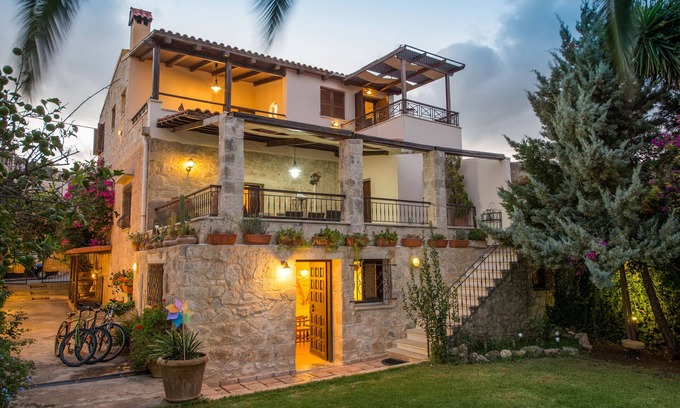 Kaliviani Villa | Villa Arhontariki stunning view, pool, BBQ close to Kissamos, Chania