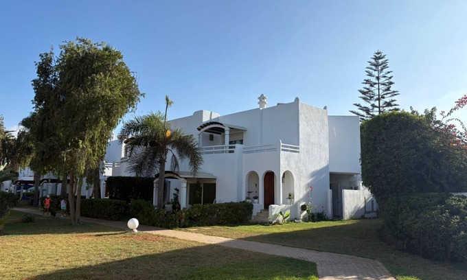 Skhirat Plage Villa | Villa au calme, jardin spacieux et confort moderne