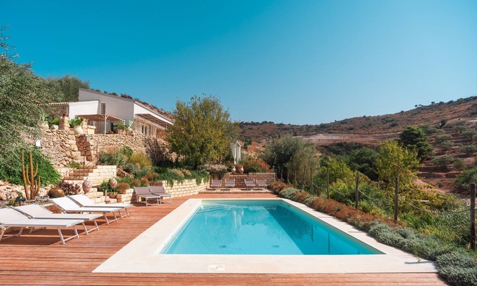 Avola Villa | Villa Azalo 6 bedrooms, 12 Adults, private pool by Azalo Country Homes
