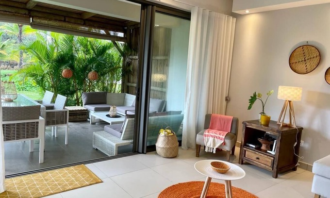 Calodyne Villa | Villa Barachois is part of an intimate residency, surrounded by water and nature