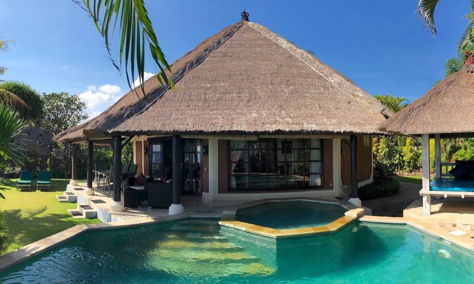 Dencarik Villa | Villa Bundar: fabulous beachfront villa with pool and with staff!
