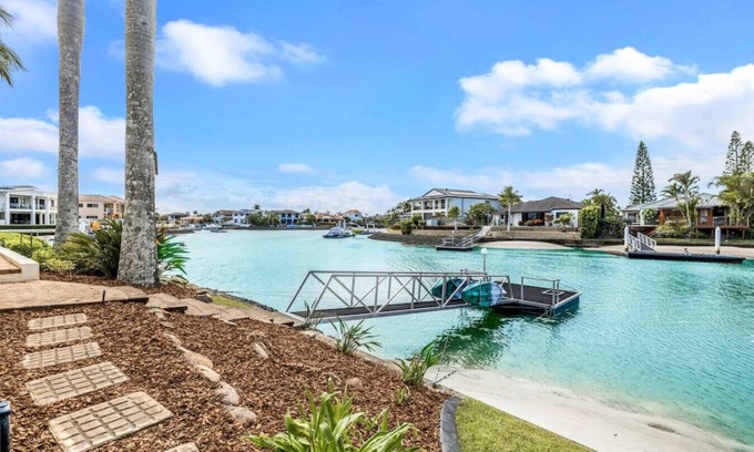 Runaway Bay House | Villa by the Canal - Runaway Bay