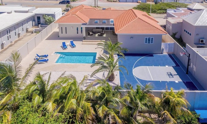 Washington House | Villa Camila | Pool & Basketball Court by Lucha