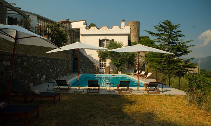 Maglietola Villa | Villa Cancello del Leone in Tuscany, with a Magic View and Pool