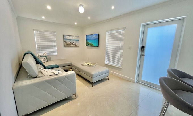 West Little Havana Cottage | Villa Capri Cozy 2 Bedroom Cottage in the heart of Miami