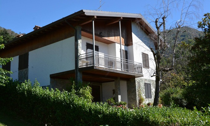 Viadanica Apartment | Villa Carla: Oasi di Relax tra Montagne e Lago, con Ampi Spazi e Giardino