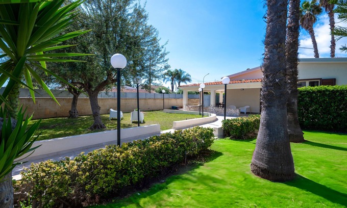 Arenella Villa | VILLA CARMELA ARENELLA: in a quiet and comfortable setting 800 meters from the sea