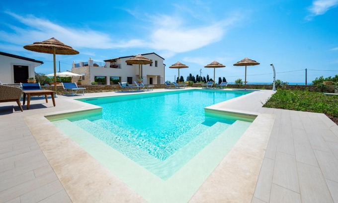 Avola Bed & Breakfast | Villa CarmIano luxury bedrooms in Avola in the province of Syracuse with spa and swimming pool and wonderful seaview