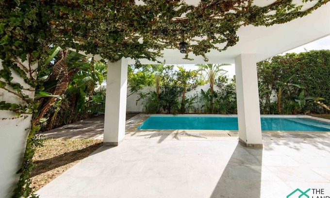 Les Berges Du Lac II Villa | Villa Cassel: Villa avec piscine et vue sur le lac