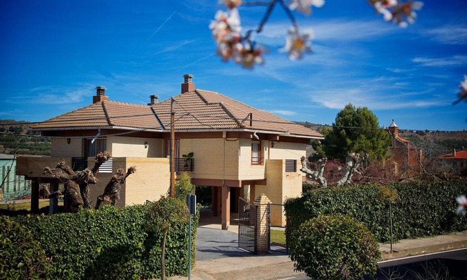 Nuevalos Villa | Villa Castro luxury next to the Monasterio de Piedra