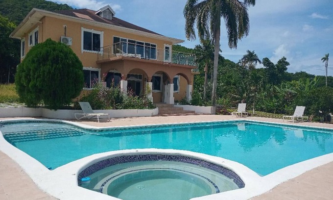 Reading Villa | Villa close to the sea