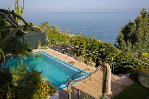 Santo Stefano di Camastra Villa | Villa Con Piscina Vista Mare