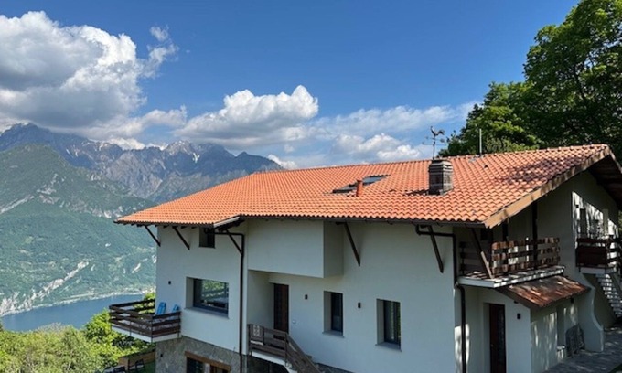Civenna Bed & Breakfast | Villa D'ALBA with spectacular views of the mountains and Lake Como KING suite