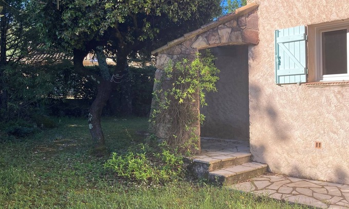 Bagnols-en-Foret Villa | Villa Dans Quartier Calme ! Ilot de Verdure Avec Piscine et Pétanque