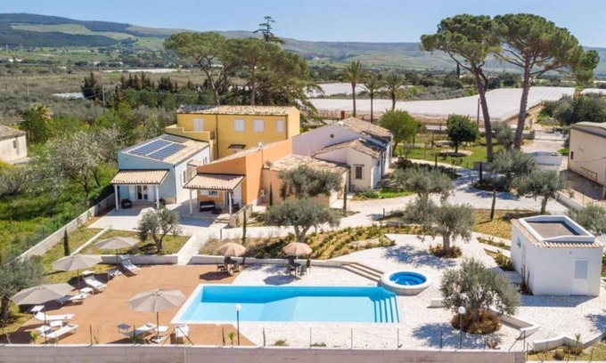Chiaramonte Gulfi Villa | Villa 'Dimora Ada' with Shared Pool, Wi-Fi and Air Conditioning
