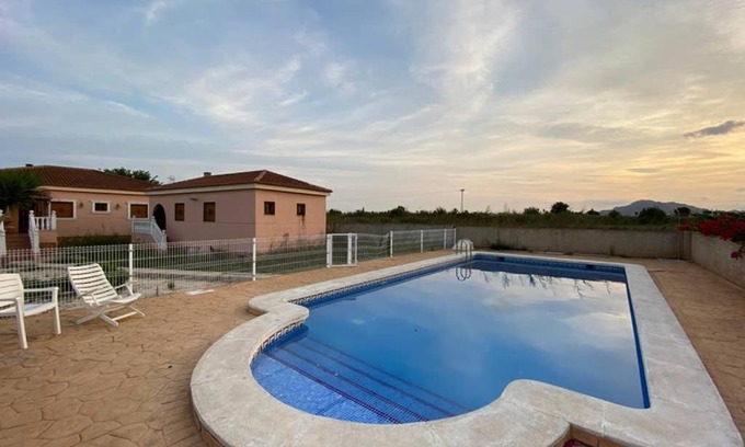 Catral Ski Chalet | Villa Dolores, un chalet con piscina y barbacoa en la huerta del Segura.