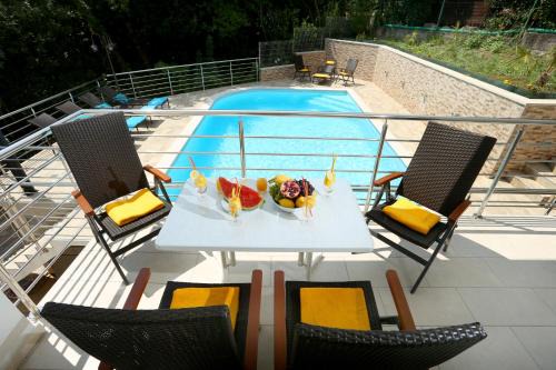 Pobri Apartment | Villa Dragi with Pool, Sauna, & Whirlpool