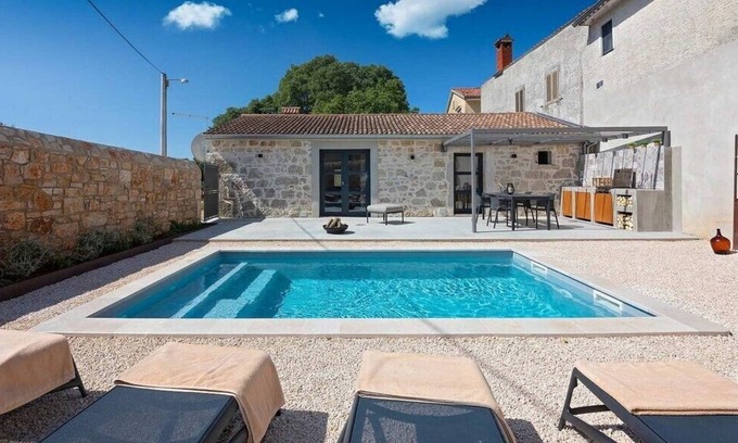 Vrznaveri Villa | Villa Dvori with Private Pool