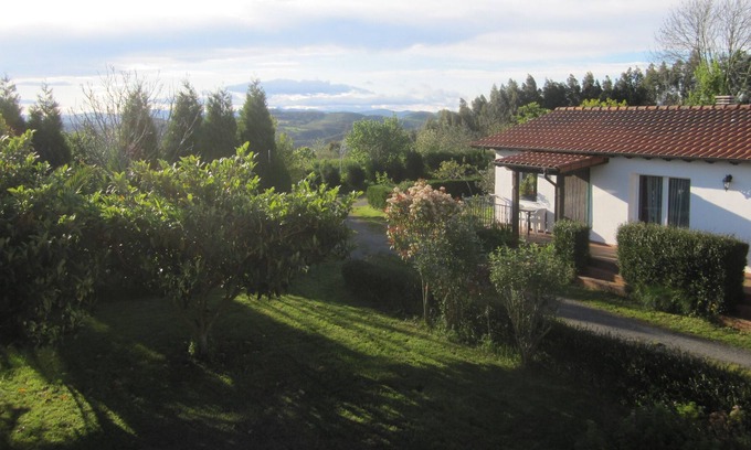 Meruelo Ski Chalet | Villa with large garden and panoramic views on a farm