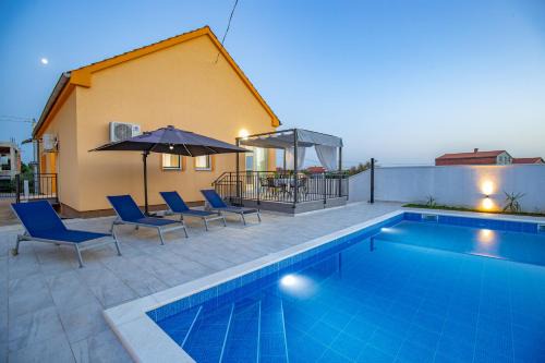 Crno Villa | Villa Family and Friends private heated pool with jacuzzi