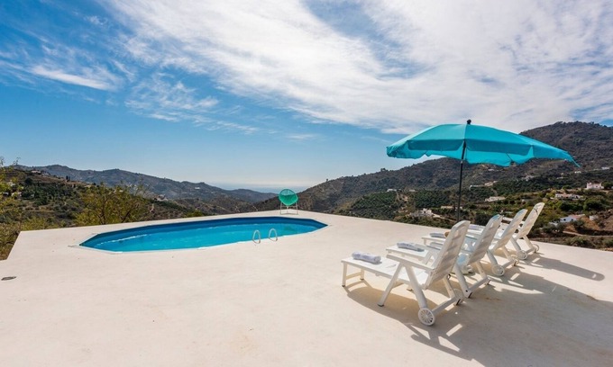 Sayalonga Villa | Villa Felicidad Sayalonga by Ruralidays