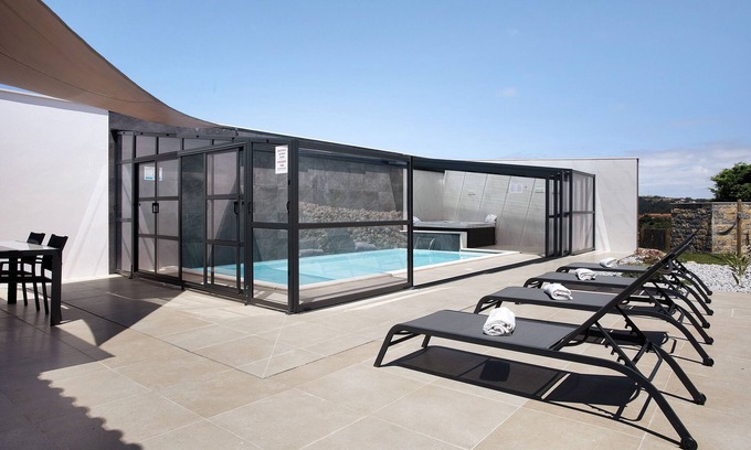 Caldas da Rainha Villa | 'Villa ‘Flor’ with Heated Pool, Whirlpool, Wi-Fi and Air Conditioning