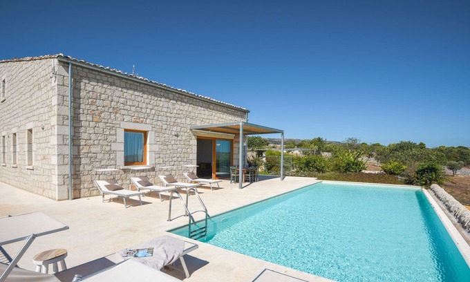 Ragusa Villa | Villa for families, wheelchair accessible, private pool, garden, bbq, free wi-fi