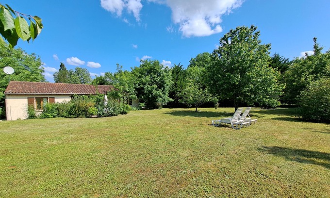 Saint-Pierre-de-Juillers House | Villa Avec Jardin Privé et Accès au Jardin de Jeux Communautaire et Piscine
