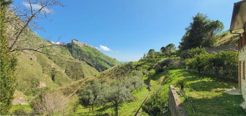 Castelmola Villa | Villa Giardino Aloe - Rifugio nella Natura Siciliana, Lontano dal Caos di Taormina