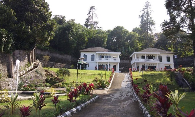 Cisarua Villa | Villa Griya Wira Karya (Karin)