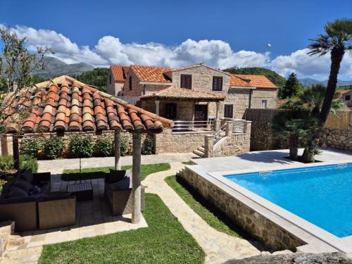 Popovici Villa | Villa Guardian