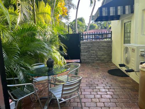 Golden Glades House | VILLA GUILLA
