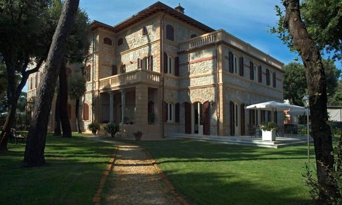 Lido di Camaiore Villa | Villa in Marina Di Pietrasanta with 6 bedrooms sleeps 12