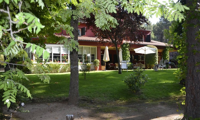 Las Navas Del Marques Villa | Villa in luxury community with tennis and pool in beautiful forest near Madrid