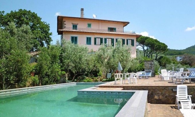 Giugnano Apartment | Villa in Tuscany with Vineyard Views